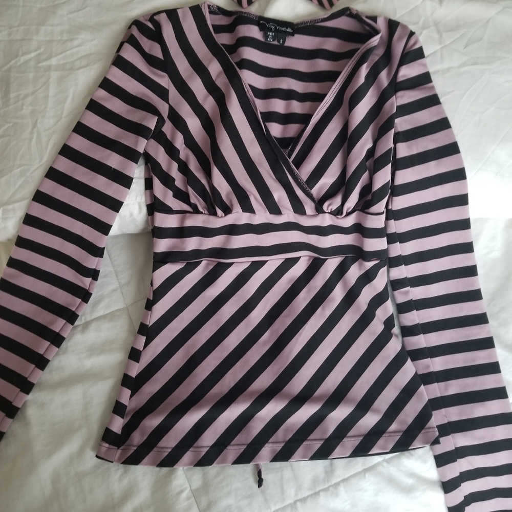 V pink and black  top
